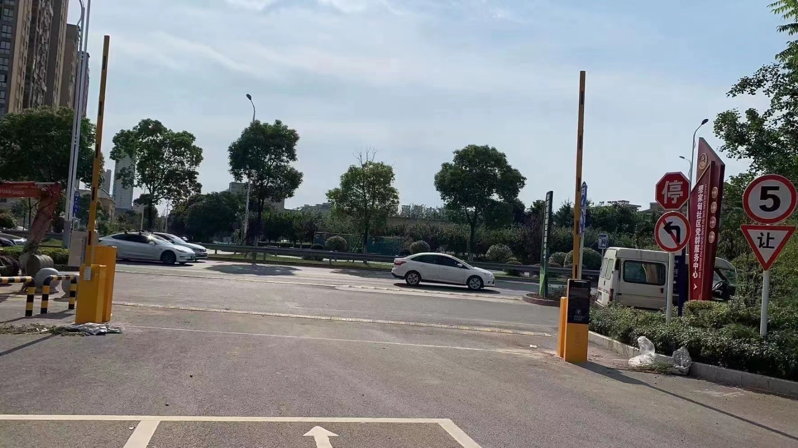 道閘和車牌識別系統